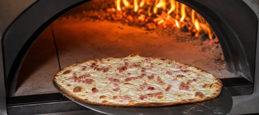 Flammkuchen im Pizzaofen: Elsaesser Klassiker
