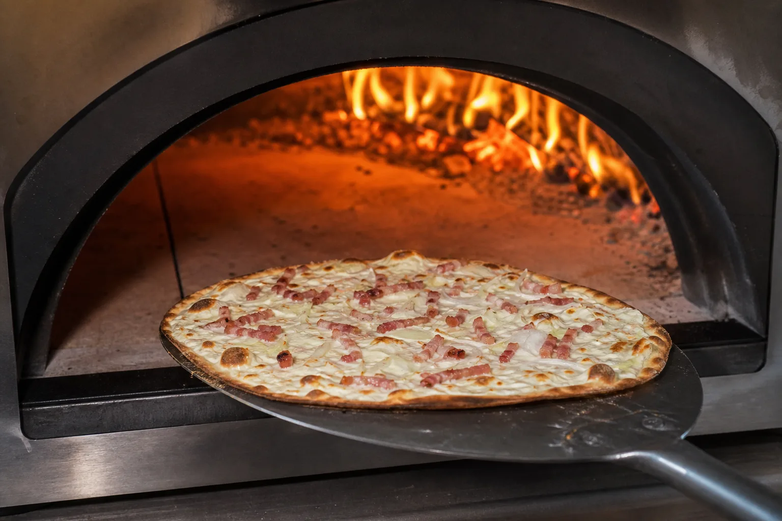 Flammkuchen im Pizzaofen: Elsaesser Klassiker