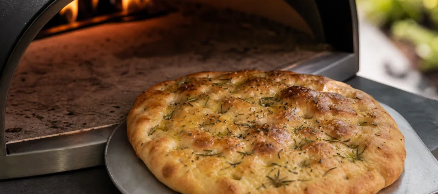 Focaccia im Pizzaofen: Luftiges Kraeuterfladenbrot
